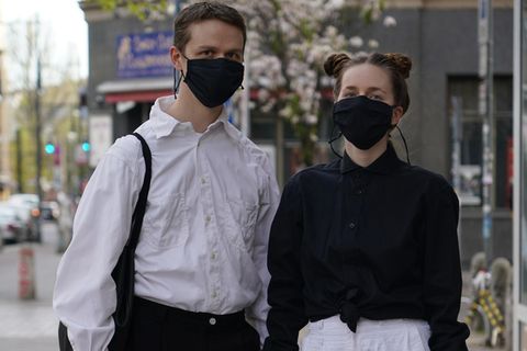 Schwarz-weiß mit passenden Schutzmasken bekleidet, so übersteht man die Coronavirus-Krise