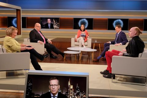 Anne Will (M.) diskutiert in ihrer Talkshow mit ihren Gästen über die Coronakrise in Deutschland