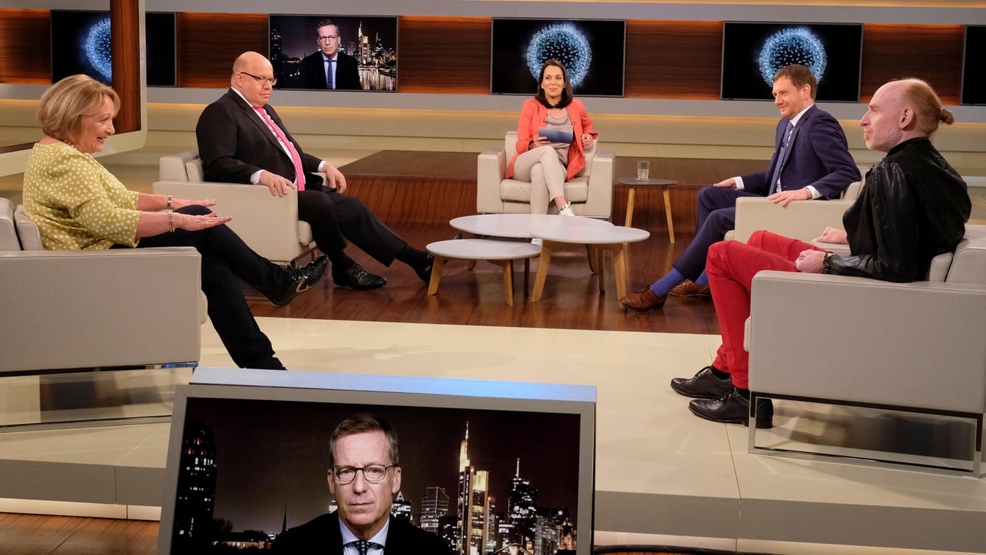 Anne Will (M.) diskutiert in ihrer Talkshow mit ihren Gästen über die Coronakrise in Deutschland