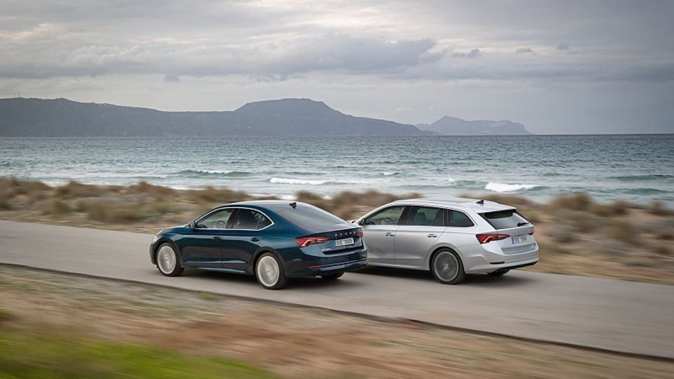 Auch den Skoda Octavia bietet der tschechische Autobauer nach wie vor als Limousine (links) und als Combi an