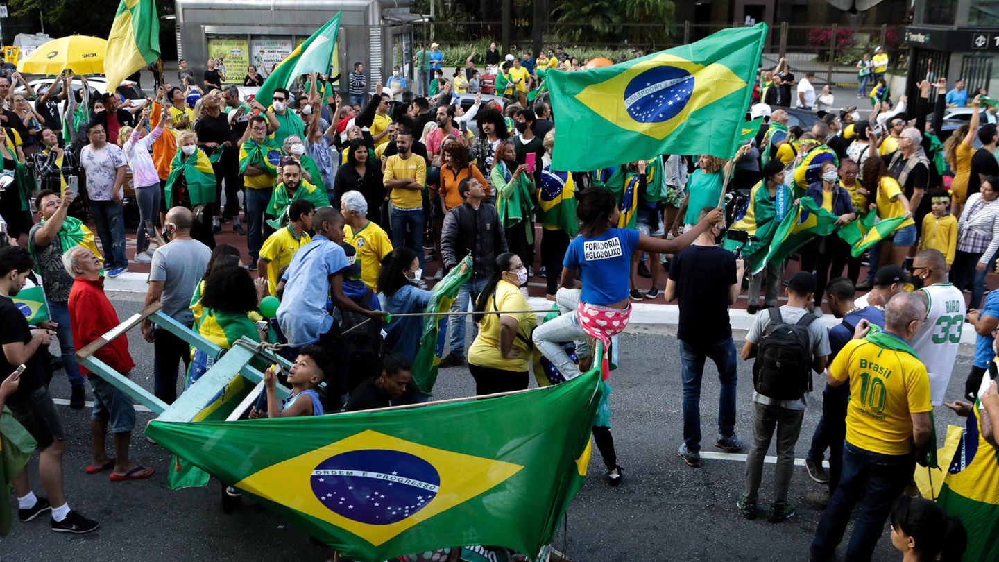Brasilien, April 2020: Soziale Distanz? Fehlanzeige. Anhänger von Präsident Bolsonaro demonstrieren am vergangenen Wochenende in Sao Paolo für eine Aufhebung der Quarantäne-Bestimmungen Soziale Distanz? Fehlanzeige. Anhänger von Präsident Bolsonaro demonstrieren am vergangenen Wochenende in Sao Paolo für eine Aufhebung der Quarantäne-Bestimmungen