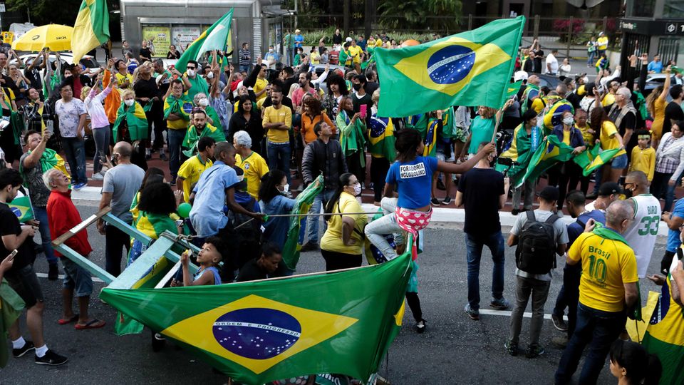 Brasilien, April 2020: Soziale Distanz? Fehlanzeige. Anhänger von Präsident Bolsonaro demonstrieren am vergangenen Wochenende in Sao Paolo für eine Aufhebung der Quarantäne-Bestimmungen Soziale Distanz? Fehlanzeige. Anhänger von Präsident Bolsonaro demonstrieren am vergangenen Wochenende in Sao Paolo für eine Aufhebung der Quarantäne-Bestimmungen