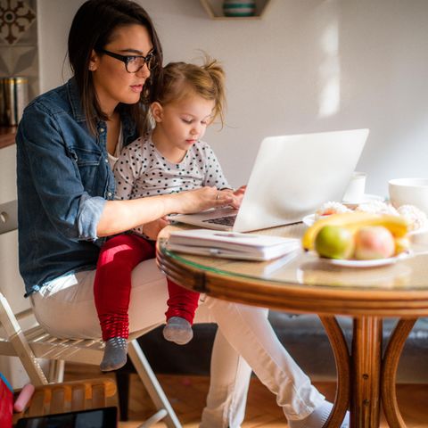 Frauen schultern viel der Arbeit im Haushalt und mit den Kindern - dazu kommt noch die Arbeit im Homeoffice.