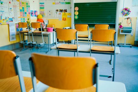 Leerer Klassenraum mit hochgestellten Stühlen