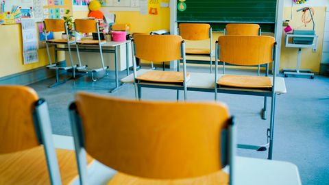 Leerer Klassenraum mit hochgestellten Stühlen