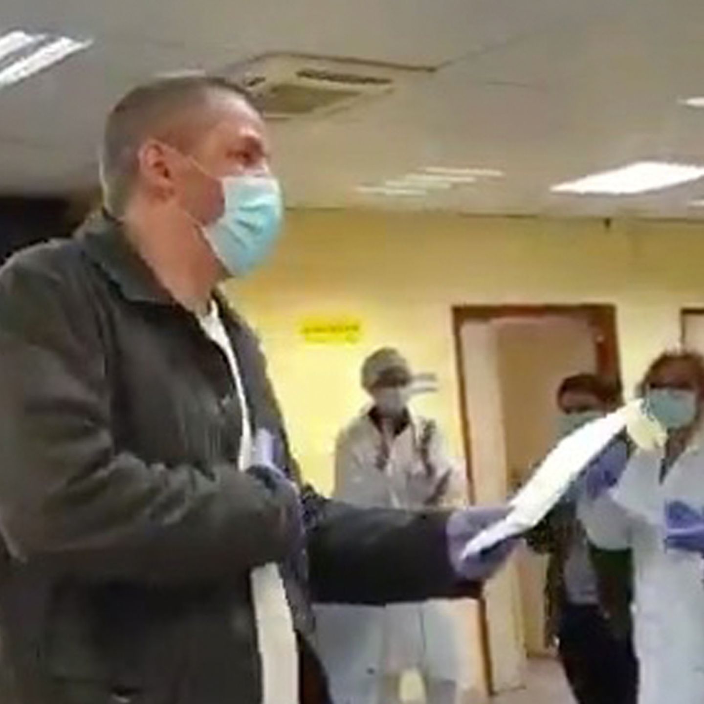 Ein Taxifahrer in Madrid wird für seinen Einsatz während der Corona-Pandemie belohnt.