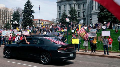Mehrere Hundert Demonstranten protestieren vor dem Kapitol in Denver gegen Corona-Schutzmaßnahmen