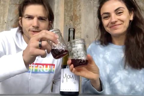 Ashton Kutscher und Mila Kunis trinken Wein für den guten Zweck