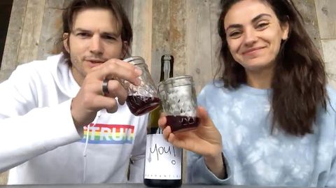 Ashton Kutscher und Mila Kunis trinken Wein für den guten Zweck