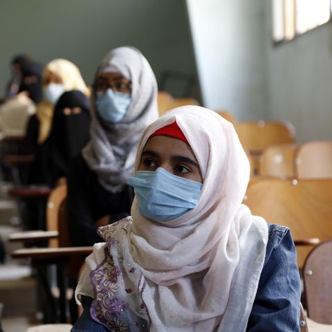 Frauen mit Mundschutzmasken