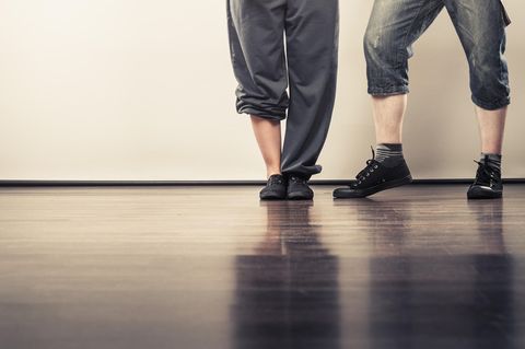 Zwei Tänzer stehen nebeneinander