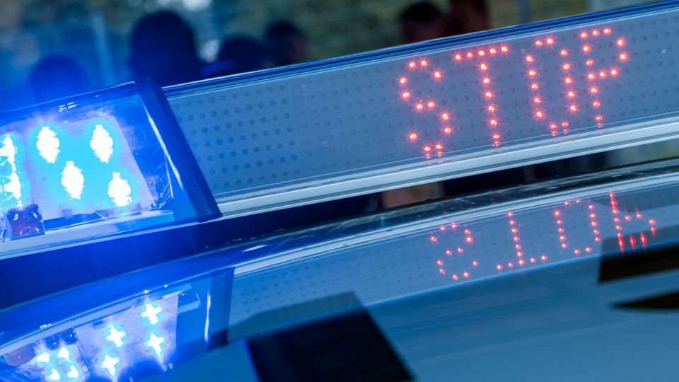 Der Schriftzug "Stop" ist auf der digitalen Anzeigenleiste auf dem Dach eines Funkstreifenwagens neben dem Blaulicht zu sehen