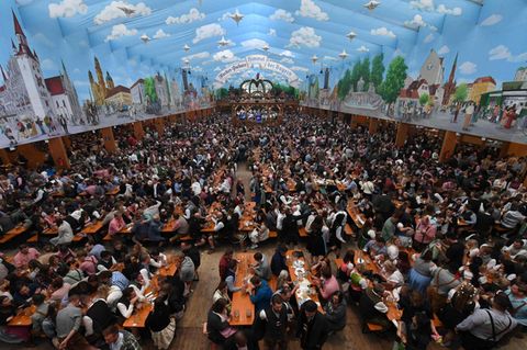 Bierbänke auf dem Oktoberfest in München