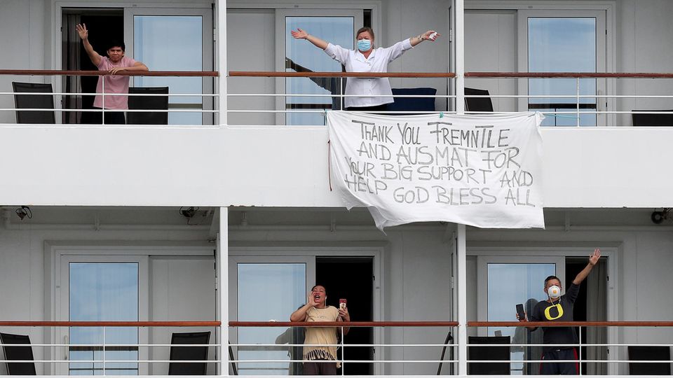 Nach Corona-Quarantäne: Besatzungsmitglieder des Kreuzfahrtschiffes "MS Artania" verabschieden sich mit einem Schild mit der Auschrift: "Dankeschön an Fremantle und an das Australian Medical Assistance Team für eure große Unterstützung und Hilfe. Möge Gott euch alle segnen" Besatzungsmitglieder des Kreuzfahrtschiffes "MS Artania" verabschieden sich mit einem Schild mit der Auschrift: "Dankeschön an Fremantle und an das Australian Medical Assistance Team für eure große Unterstützung und Hilfe. Möge Gott euch alle segnen"