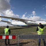 Nach dem Entladen am Chopin-Airport in Warschau rollte die Antonow zum Start, um erneut medizinische Hilfsgüter von China nach Europa zu fliegen