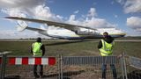 Nach dem Entladen am Chopin-Airport in Warschau rollte die Antonow zum Start, um erneut medizinische Hilfsgüter von China nach Europa zu fliegen