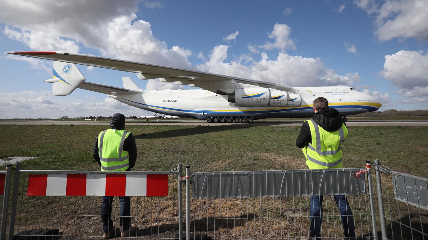 Nach dem Entladen am Chopin-Airport in Warschau rollte die Antonow zum Start, um erneut medizinische Hilfsgüter von China nach Europa zu fliegen