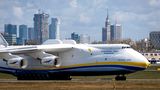 Das auch "Mrija" genannte Flugzeug, was übersetzt "Traum" bedeutet, rollt zum Standplatz mit der Skyline von Warschau und der markanten Spitze der Kulturpalastes aus den 50er Jahren  im Hintergrund
