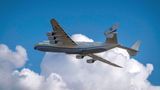 Auf dem Rückweg: Am Montag ist die An-225 in Frankreich mit dem Ziel Almaty wieder gestartet. Neben ihr sind noch fünf Frachtflugzeuge vom Typ Antonov An-124 an der Luftbrücke mit medizinischer Schutzausrüstung aus China beteiligt.