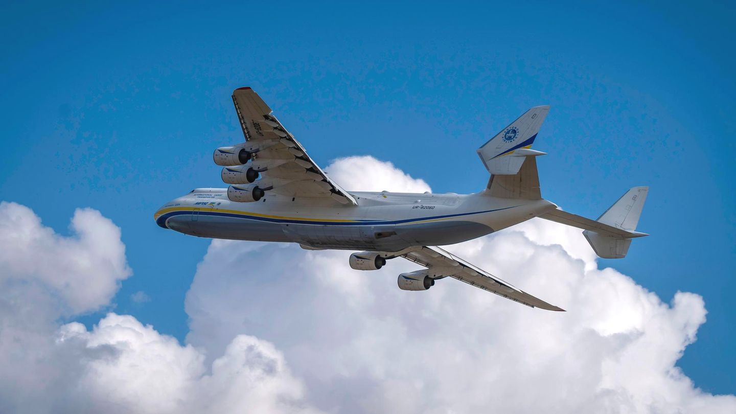 Auf dem Rückweg: Am Montag ist die An-225 in Frankreich mit dem Ziel Almaty wieder gestartet. Neben ihr sind noch fünf Frachtflugzeuge vom Typ Antonov An-124 an der Luftbrücke mit medizinischer Schutzausrüstung aus China beteiligt.