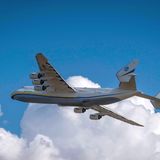 Auf dem Rückweg: Am Montag ist die An-225 in Frankreich mit dem Ziel Almaty wieder gestartet. Neben ihr sind noch fünf Frachtflugzeuge vom Typ Antonov An-124 an der Luftbrücke mit medizinischer Schutzausrüstung aus China beteiligt.