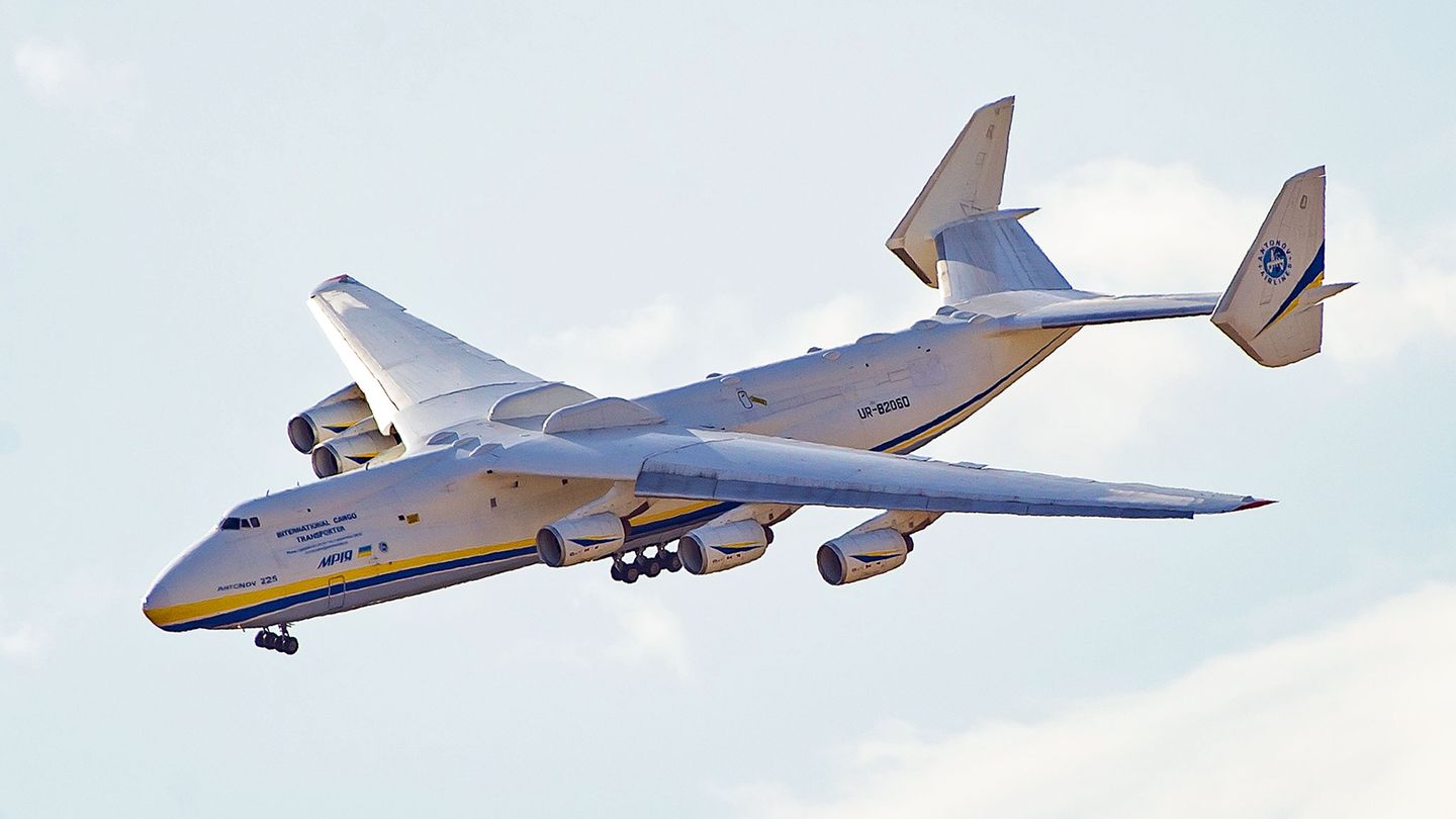 Bild 1 von 15 der Fotostrecke zum Klicken:  Vor dem Aufsetzen in Warschau machte die Crew ein spektakuläres Manöver: Die Antonow An-225 überflog die Piste des Chopin-Airport zunächst in geringer Höhe und vollzog eine 180-Grad-Kurve - zur Freude der Fotografen.