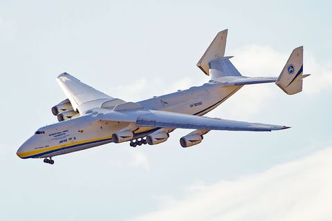 Bild 1 von 15 der Fotostrecke zum Klicken:  Vor dem Aufsetzen in Warschau machte die Crew ein spektakuläres Manöver: Die Antonow An-225 überflog die Piste des Chopin-Airport zunächst in geringer Höhe und vollzog eine 180-Grad-Kurve - zur Freude der Fotografen.