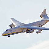 Bild 1 von 15 der Fotostrecke zum Klicken:  Vor dem Aufsetzen in Warschau machte die Crew ein spektakuläres Manöver: Die Antonow An-225 überflog die Piste des Chopin-Airport zunächst in geringer Höhe und vollzog eine 180-Grad-Kurve - zur Freude der Fotografen.