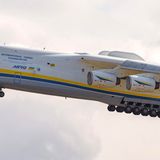 Am Wochenende kam die Cargo-Jet, der 250 Tonnen Fracht in sich aufnehmen kann, erneut nach Europa. Besonders eindrucksvoll sind die sieben Zwillingsradsätze pro Seite am Hauptfahrwerk sowie zwei nebeneinander montierte Radpaare am Bug.