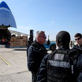 Die Antonow hat die Bugklappe geöffnet, um die Fracht aus China zu entladen