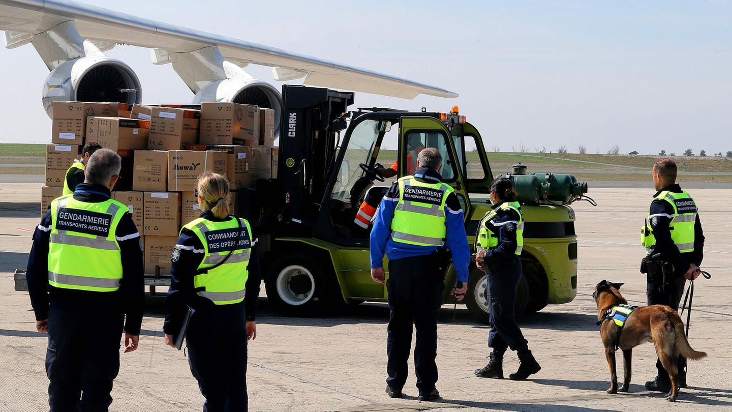 Zum Entladen können die Gabelstapler über die ausfahrbare Rampe direkt in den Rumpf fahren und die Kisten auf Lastwagen abladen.