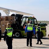 Zum Entladen können die Gabelstapler über die ausfahrbare Rampe direkt in den Rumpf fahren und die Kisten auf Lastwagen abladen.