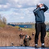 Planespotter mit Blick in den Himmel: Vorige Woche war das größte Frachtflugzeug der Welt mit Fracht...