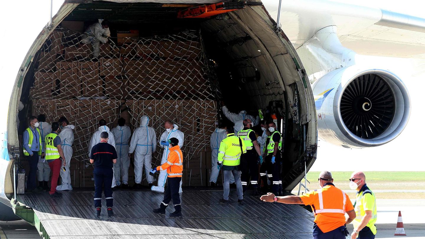 Im Rumpf hat das Transportflugzeug 8,6 Millionen Gesichtsmasken und 150 Tonnen Sanitärausrüstung geladen
