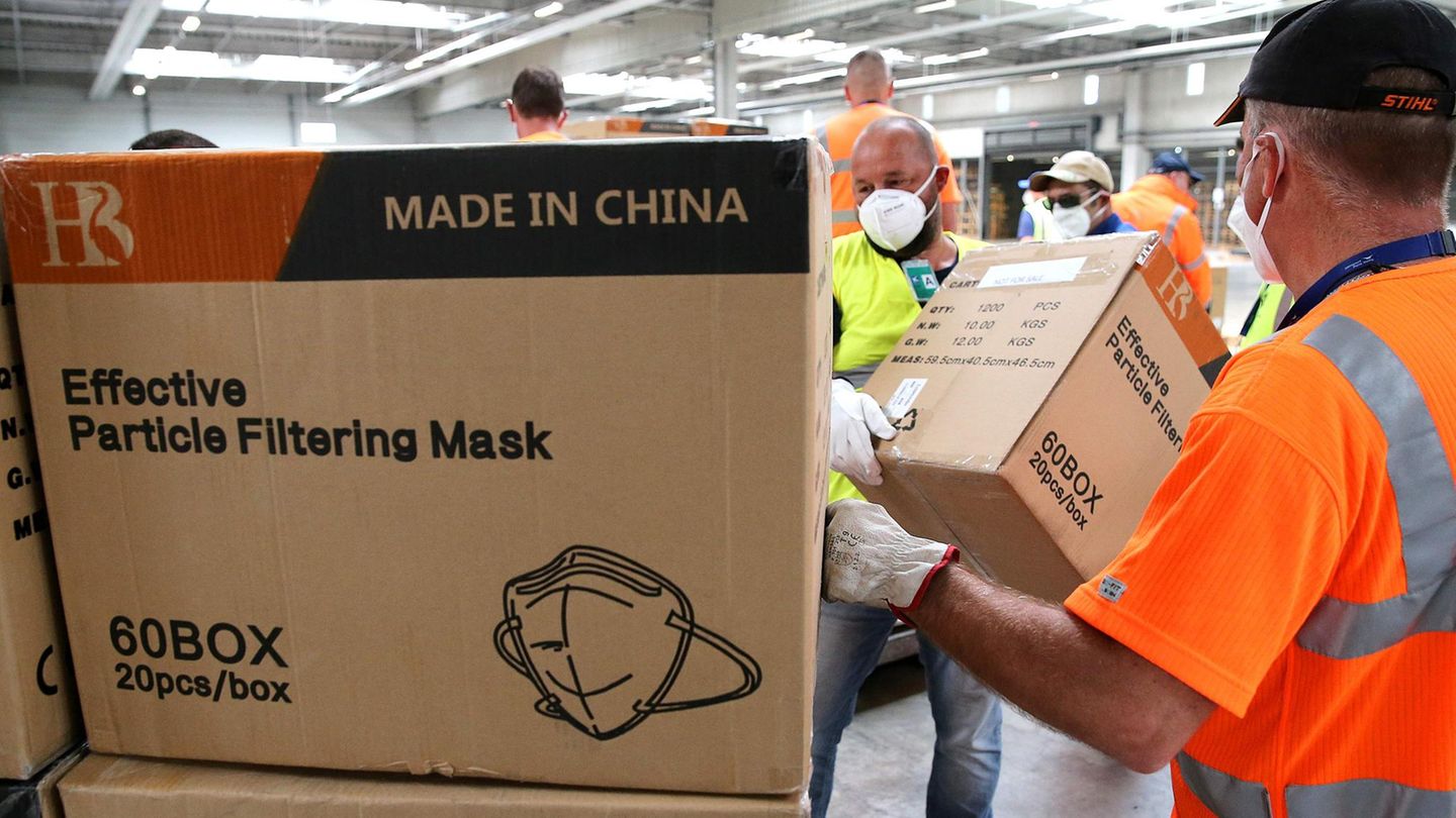 Die Kartons mit Masken wurden "für einen Privatkunden transportiert", heißt es offiziell. In Frankreich sind mehr als 156.000 Menschen mit dem Coronavrus infiziert und bereits mehr als 20.000 verstorben.