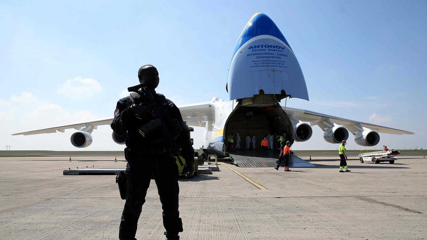 Auf dem Flughafen Paris-Vatry bewacht ein französischer Gendarm das aus China eingeflogene Frachtflugzeug 