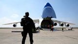 Auf dem Flughafen Paris-Vatry bewacht ein französischer Gendarm das aus China eingeflogene Frachtflugzeug 