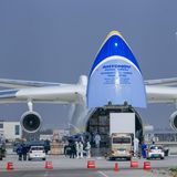 Klappe auf: Zuvor hatte der Frachtflieger am Flughafen Tianjin sieben Millionen Masken, mehrere hunderttausend Overalls und mehrere hunderttausend Helme für den Transport nach Polen geladen.