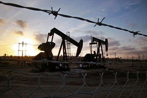 USA, Los Angeles: Die Sonne geht jenseits der auf den Ölfeldern von Inglewood operierenden Tiefpumpen unter. Der Preis für US-Öl war am Dienstag ins Minus gerutscht. 