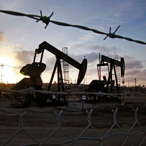 USA, Los Angeles: Die Sonne geht jenseits der auf den Ölfeldern von Inglewood operierenden Tiefpumpen unter. Der Preis für US-Öl war am Dienstag ins Minus gerutscht. 