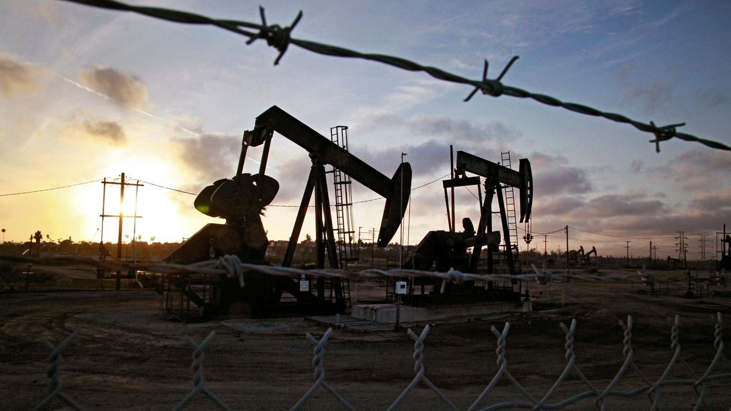 USA, Los Angeles: Die Sonne geht jenseits der auf den Ölfeldern von Inglewood operierenden Tiefpumpen unter. Der Preis für US-Öl war am Dienstag ins Minus gerutscht. 