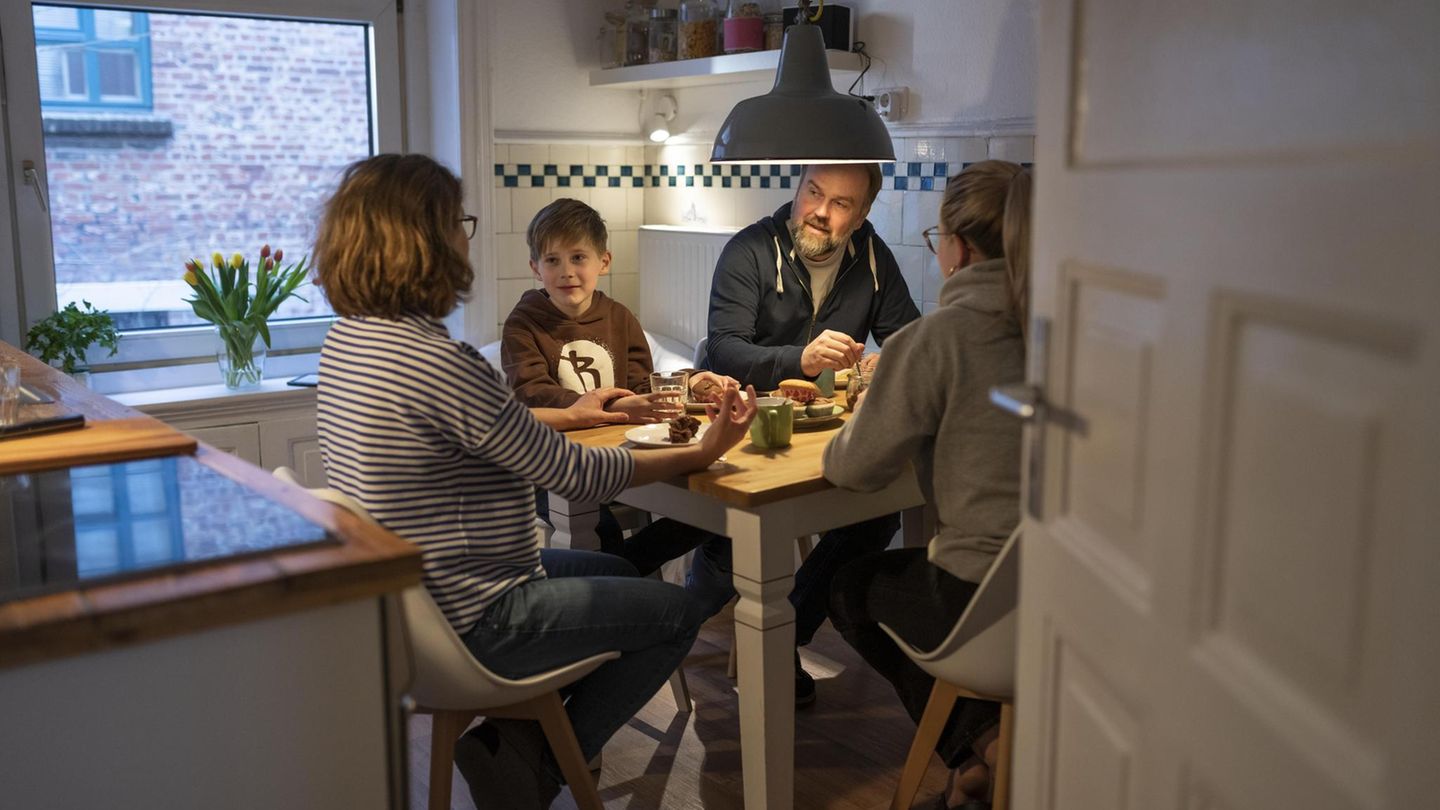 Die Familie am Küchentisch Die Familie am Küchentisch