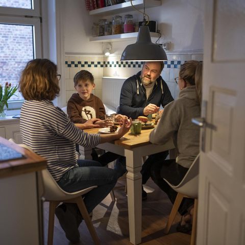 Die Familie am Küchentisch