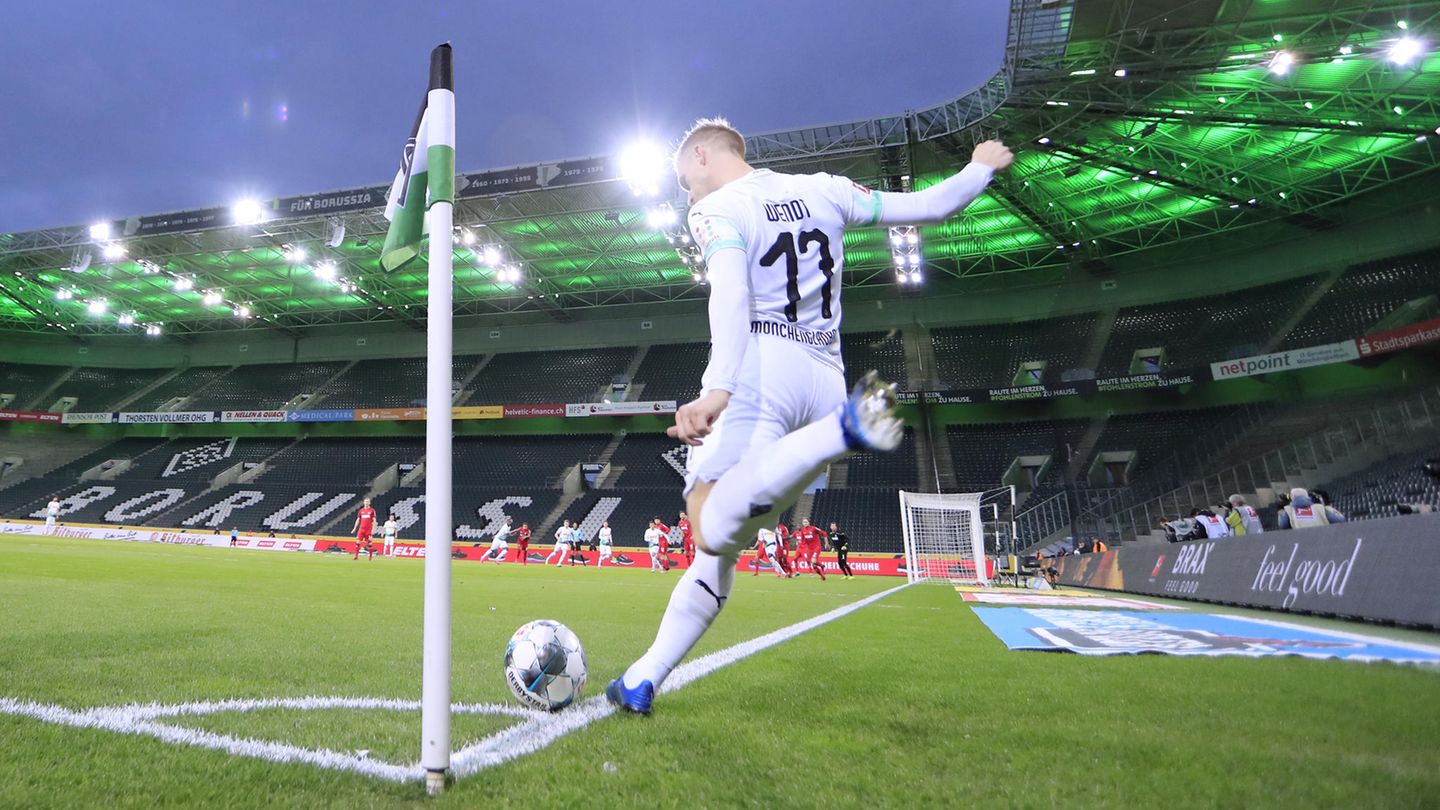 Fußballspieler schießt eine Ecke