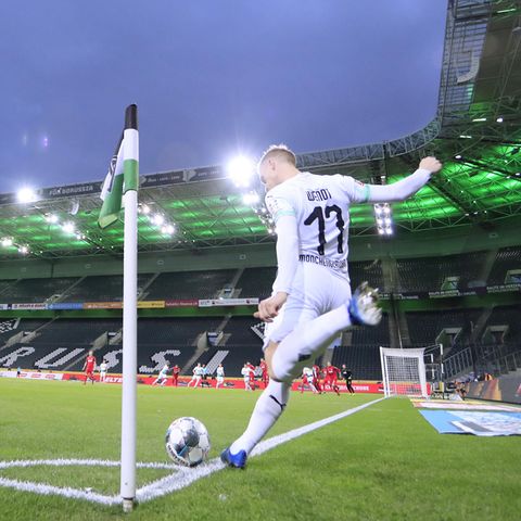 Fußballspieler schießt eine Ecke