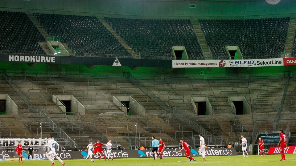 Bonjour tristesse am 11. März: Vielleicht ist das Bild vom bislang einzigen Geisterspiel zwischen Gladbach und Köln bald der Standard, an den sich die Fußball-Fans gewöhnen müssen