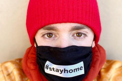 Mann trägt Atemmaske