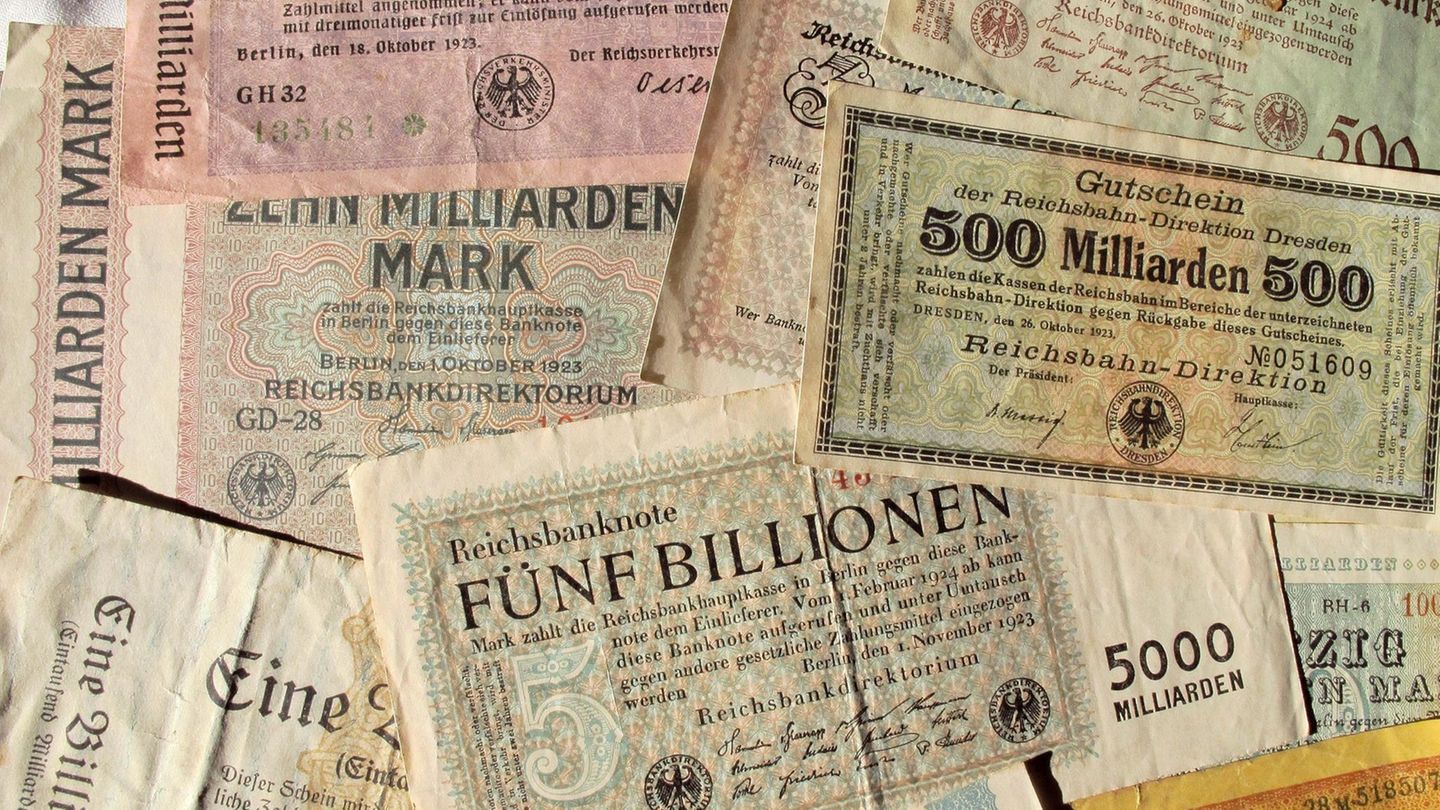 Reichsmarkscheine mit eingetragenen Werten von bis zu 5 Billionen