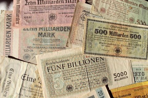 Reichsmarkscheine mit eingetragenen Werten von bis zu 5 Billionen