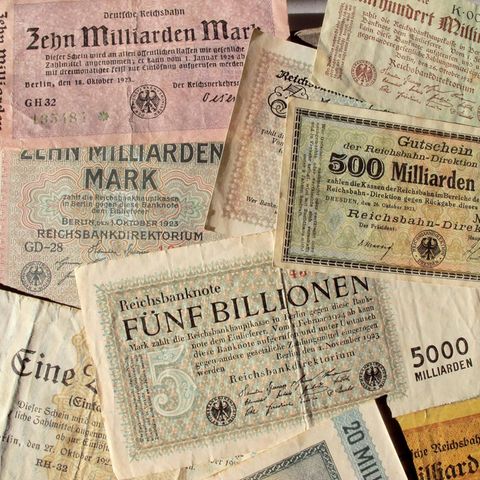 Reichsmarkscheine mit eingetragenen Werten von bis zu 5 Billionen